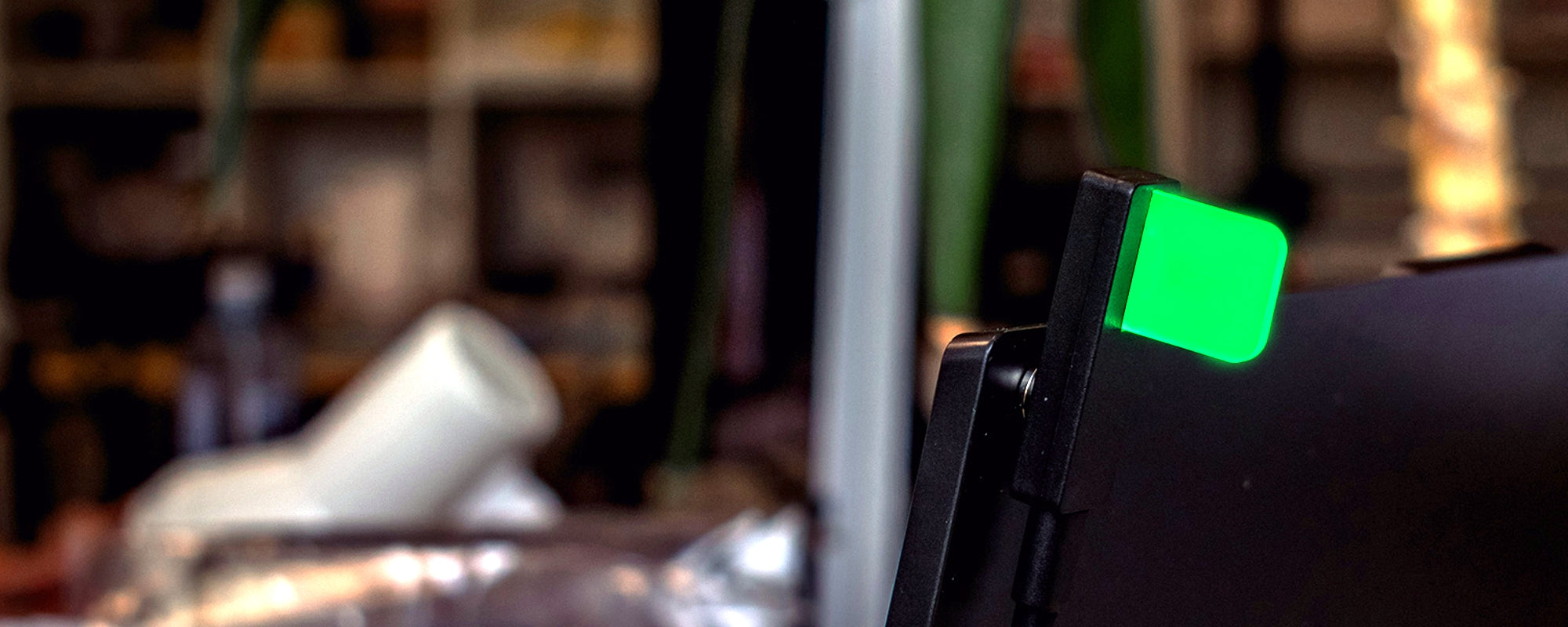 Luxafor FLAG busylight, sort variant med grønt lys på skærm